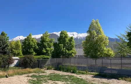 Natures Best Modern - Amazing GETAWAY, 2- Person LED Shower, 75" TV, King Bed Отели в г. Орем