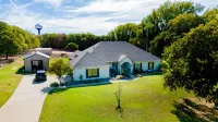 Modern Farmhouse on 7 acres w/pool, hot tub. Access Denton, pilot point, Celina,