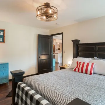 Lakefront duplex property, nicely finished. 2 bedroom and queen size hide-a-bed.