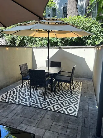 Modern 1-bedroom Garden Apartment with Backyard, up to 25 mins to Times Square Отели рядом с достопримечательностью «I-Ам-Парк»