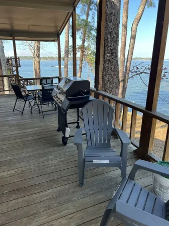 Lakeside getaway on Toledo Bend Lake with private pier access for fishing.