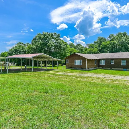 Spacious Log Cabin at Lake Guntersville