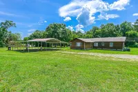 Spacious Log Cabin at Lake Guntersville