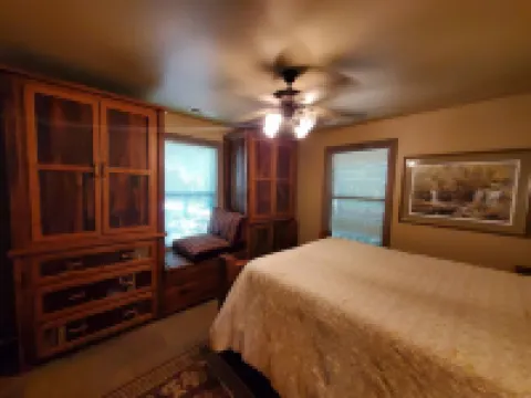 FORD'S CREEK CABIN: Secluded Lakefront Rock Cabin in the Woods-Big Lake View