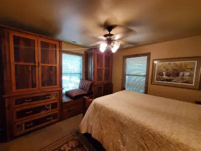 FORD'S CREEK CABIN: Secluded Lakefront Rock Cabin in the Woods-Big Lake View