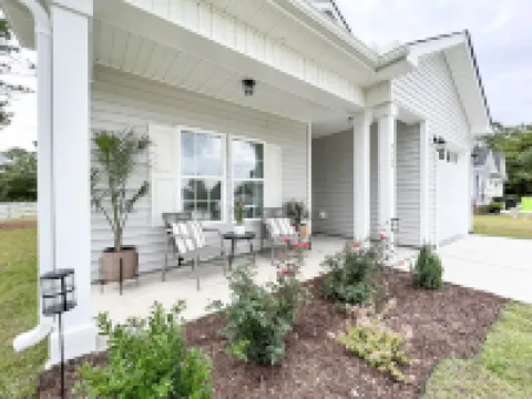 Close 2 Beach & Bases-Game Room-Stocked Kitchen-Backyard oasis-2 Fire Pits-Grill