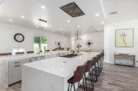 ARCADIA 2022 NEW BUILD - 5 bed/4.5bath - Heated Pool - PRIME LOCATION