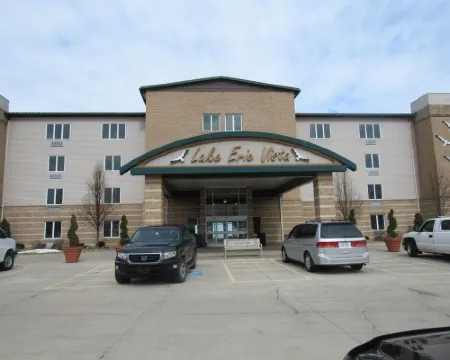 Lakefront condo --2BR/2Bath Sleeps 4  Private beach and lake front balcony 杰尼瓦酒店