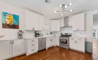Neon Moon ...Spacious 5-bedroom house steps from Campus and Downtown Lafayette