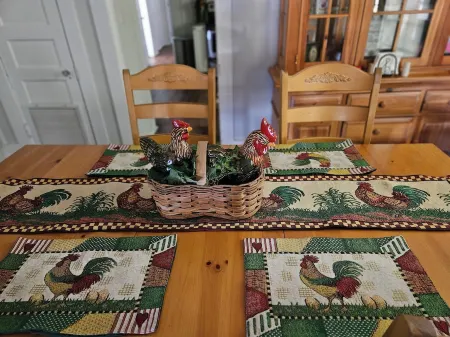 Cozy Country Home 4 Blocks From the Lake