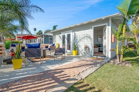 "SAND BAR" HOUSE! King Bed 100 Steps to Ocean! Отели рядом с достопримечательностью «City of Oceanside»