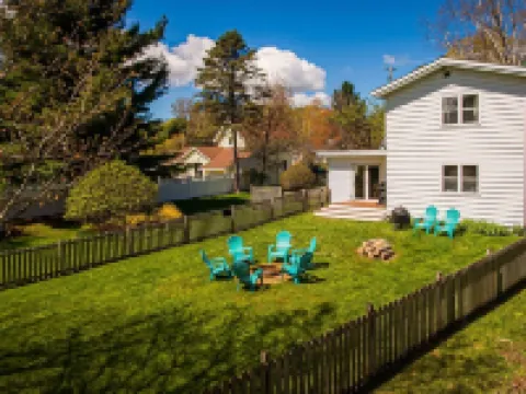 Private Cozy Cottage in Charming Walloon Lake Village - Sleeps 13! Hotels in Melrose Township