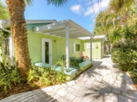 Beautiful downtown Melbourne Beach renovated apartment one block from the beach! 墨爾本海灘酒店