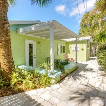 Beautiful downtown Melbourne Beach renovated apartment one block from the beach!