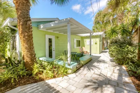 Beautiful downtown Melbourne Beach renovated apartment one block from the beach!