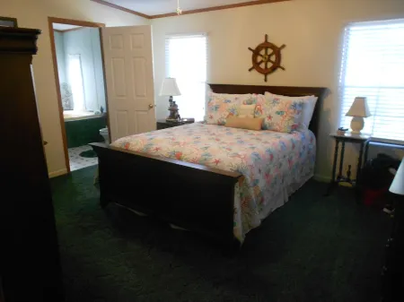 Quiet 3 bedroom, 2 Bath Home located within 1/2 mile of ferry to Cape Lookout