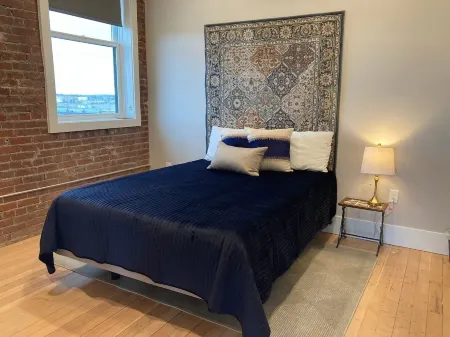 Modern Luxury Meets Historic Charm: Unwind in Style in Purpose Executive Suites Отели рядом с достопримечательностью «Mountain View Event Center»