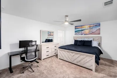 Lackland AFB Heated pool l Foosball l 4 Bedroom Retreat Hotels near 7-Eleven