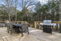 LAKEFRONT Bliss FLAT to water: Spacious home with Game Room, Sleeps 15 Guests!