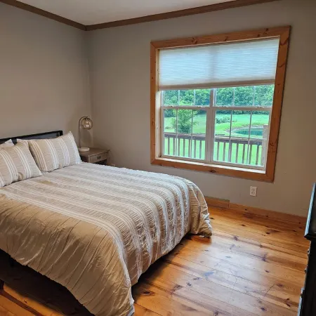 Big Sky Cabin! Hot Tub! on the Wine Trail! Fire Pit! Pool Table! Large Deck!
