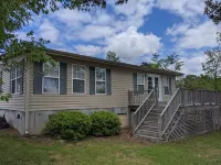 Lakefront, private dock, boat access