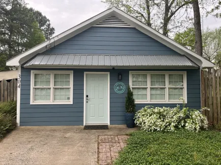 Walk to Uptown Shelby!  Earl Scruggs Center and Don Gibson Theatre! Lovely!