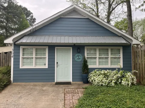 Walk to Uptown Shelby!  Earl Scruggs Center and Don Gibson Theatre! Lovely!