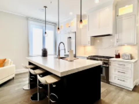 Modern Apartment with Private Rooftop Patio & Free Parking in Downtown Chicago