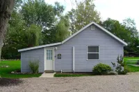 Lakefront Bungalow w beach, kayaks & dock