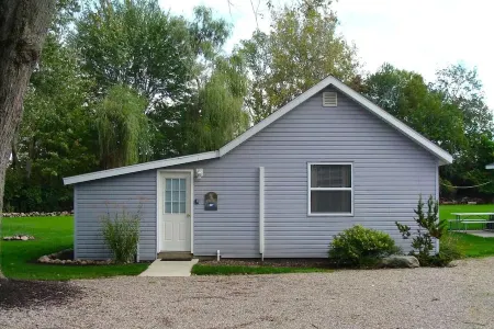 Lakefront Bungalow w beach, kayaks & dock Отели в г. Branch County