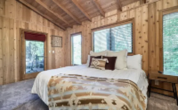 Luxury, Lakefront Chalet; Dock, Grills, Sasquatch & Firepits with a view