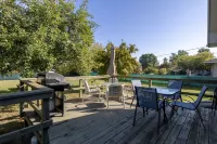A 2000 sq ft Family Home W/ 2 King Bed + Game Room - A home away from home in a flourishing & inviti