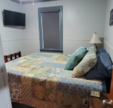 Waterfront Home Located near Ark, Reds and Bengals. Newly Renovated. Hotels in Crittenden