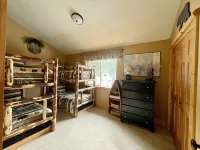 Log style Cabin near Crater Lake with Mountain Views!