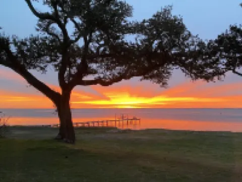 Charming Historic Cottage with Private Waterfront on Core Sound -Pet Friendly