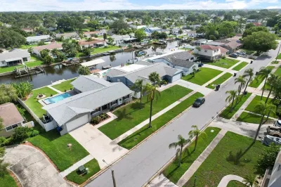 Experience Waterfront Luxury in Tampa Bay! Close to Tpa, RayJay and Steinbrenner