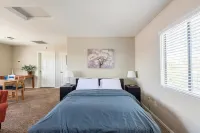 Large bedroom with private entrance, bathroom and thermostat Hotels in North Mountain