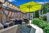 Magazine featured townhome steps from Elmwood Village 25mins from Niagara Falls