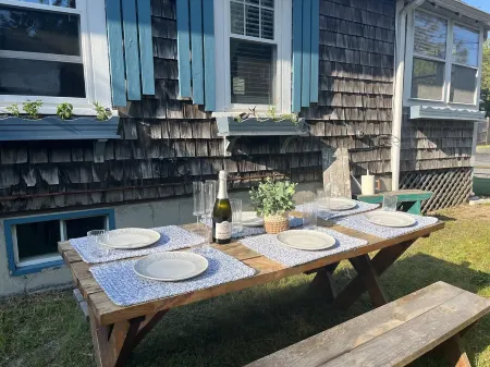 CapeEscape - Steps to Beach & Pelham House Отели рядом с достопримечательностью «Парк Си Вью»