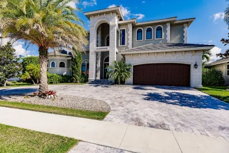 5 Bed 6 Bath Waterfront Retreat with Heated Pool, Hot Tub and Outdoor Kitchen Отели рядом с достопримечательностью «Hideaway Beach»