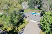 Spacious 4-bedroom house in charming Burnsville with Pool!