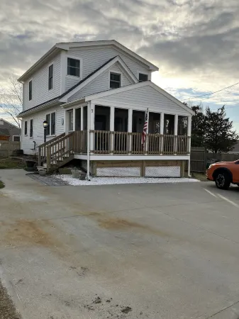 2 Story Beach House with full screen porch - Short walk to beach Отели в г. Маршфилд