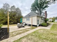 Muskegon Cozy Cutler Cottage. Hotels near Muskegon South Pierhead Lighthouse