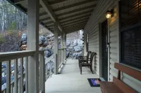 Perfect Family Friendly Cabin w/ privacy/arcade games/yard space in Townsend, TN
