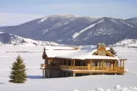 Beautiful Henrys Lake Log Cabin