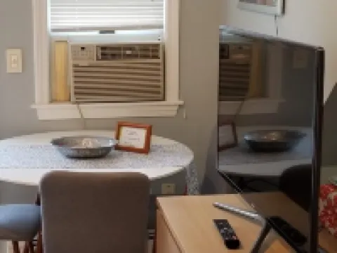 Newly refurbished, Sunny bright In-law suite.15 minute easy drive to Boston Hotels in Watertown