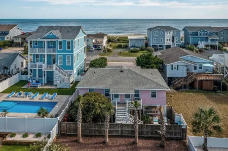 Steps to the Beach! Tradiontal beach bungalow. Hooked On a Feelin' -II Sleeps 10