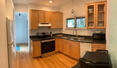 2-Bedroom house with a great yard in down town Отели рядом с достопримечательностью «Sugar Mill Country Club»