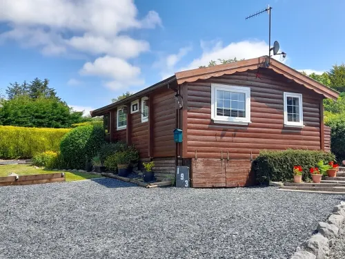 SNOWDONIA LOG CABIN RETREAT. 4/6 BERTH FAMILY/PET FRIENDLY. MOUNTAIN VIEWS