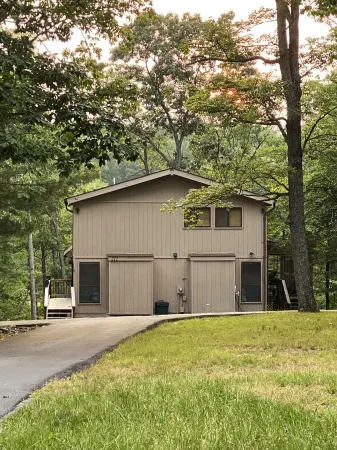 Peaceful Pines, luxury 4-bed, mid-century cabin